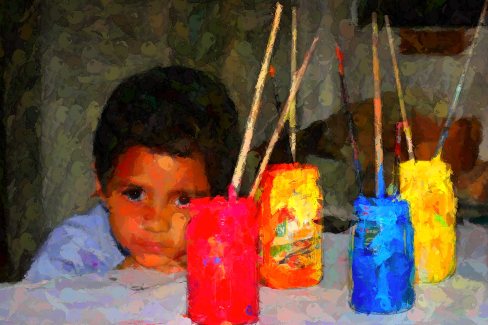 Enfant et pots de peinture